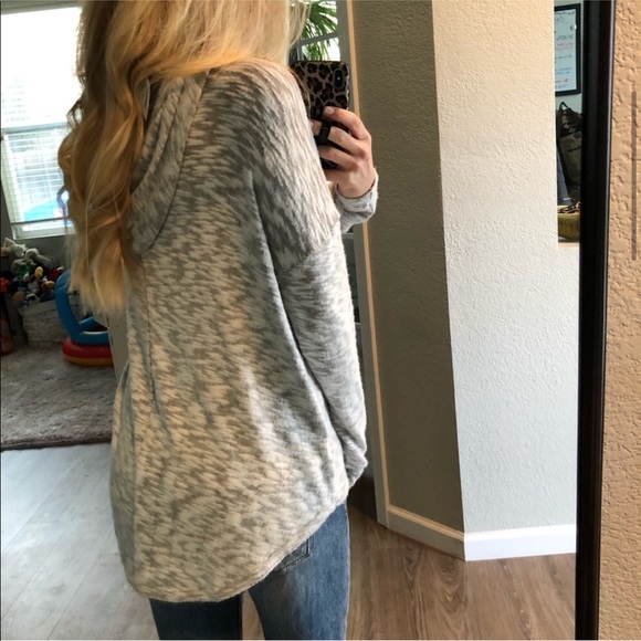 🔄🆕 Reposh Lush V Neck Hooded LS Top - Picture 4 of 5